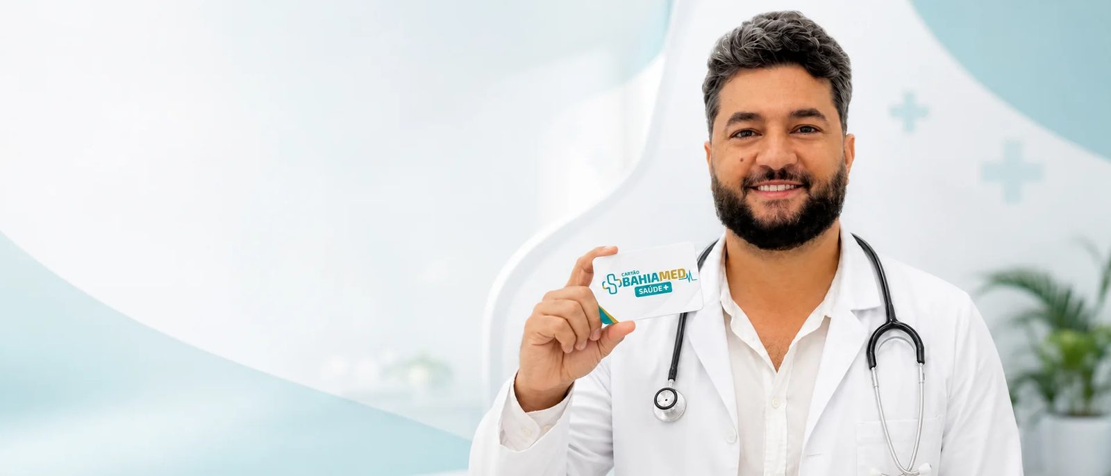 Profissional da Clínica BahiaMed apresentando o Cartão BahiaMed Saúde